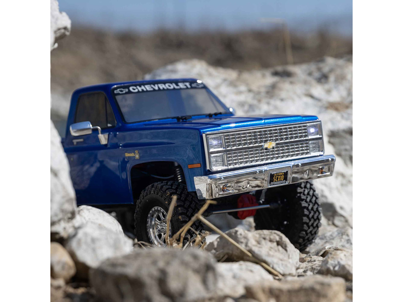 Axial SCX10 III Base Camp 1:10 4WD Chevy K10 1982 RTR modrý