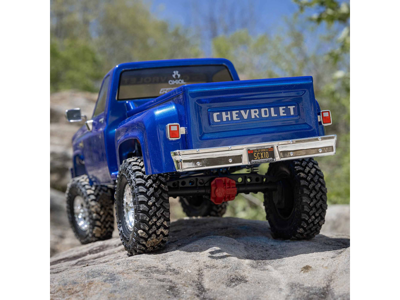 Axial SCX10 III Base Camp 1:10 4WD Chevy K10 1982 RTR modrý