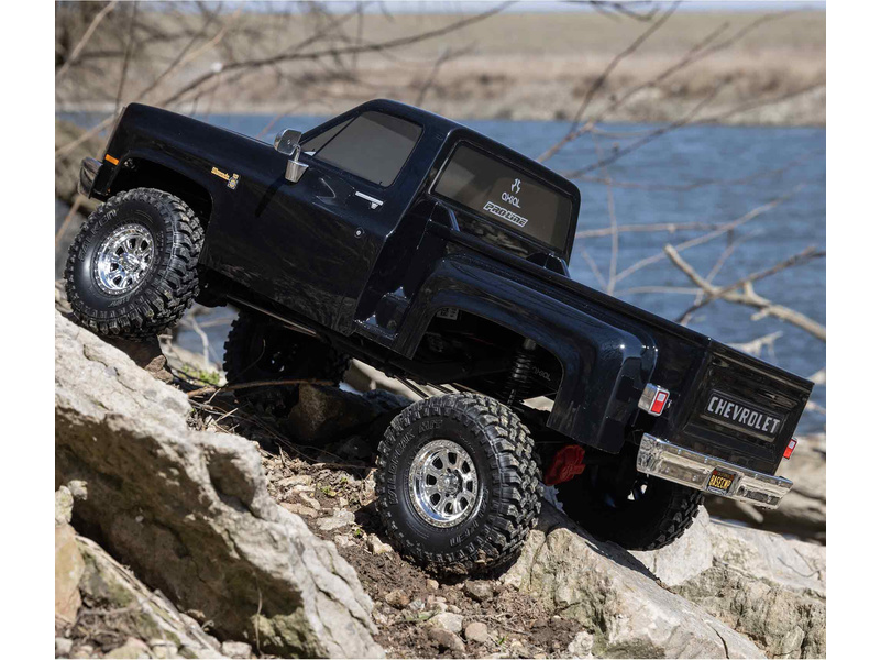 Axial SCX10 III Base Camp 1:10 4WD Chevy K10 1982 RTR modrý
