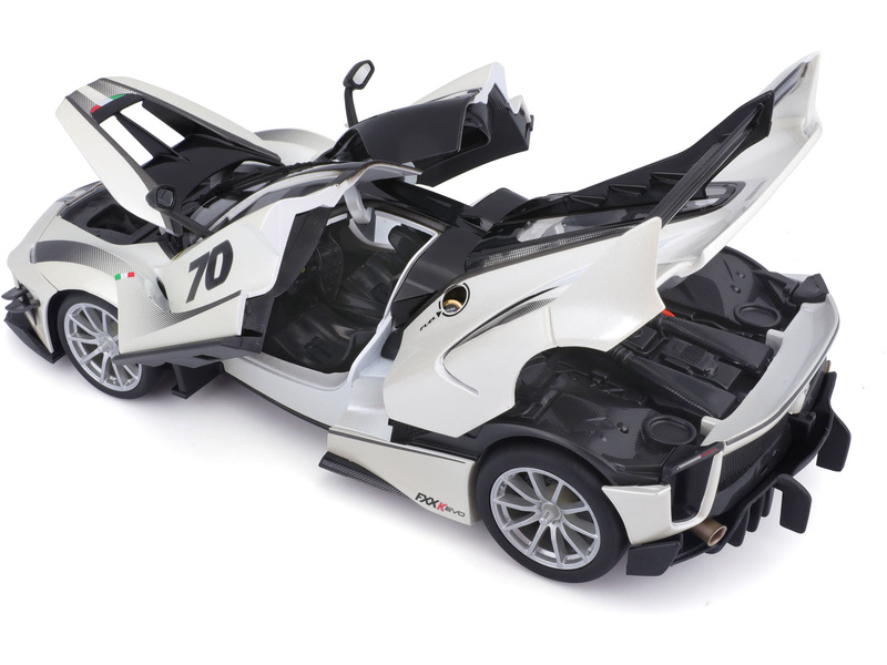 Bburago Ferrari FXX-K EVO No.70 1:18 bílá/černá