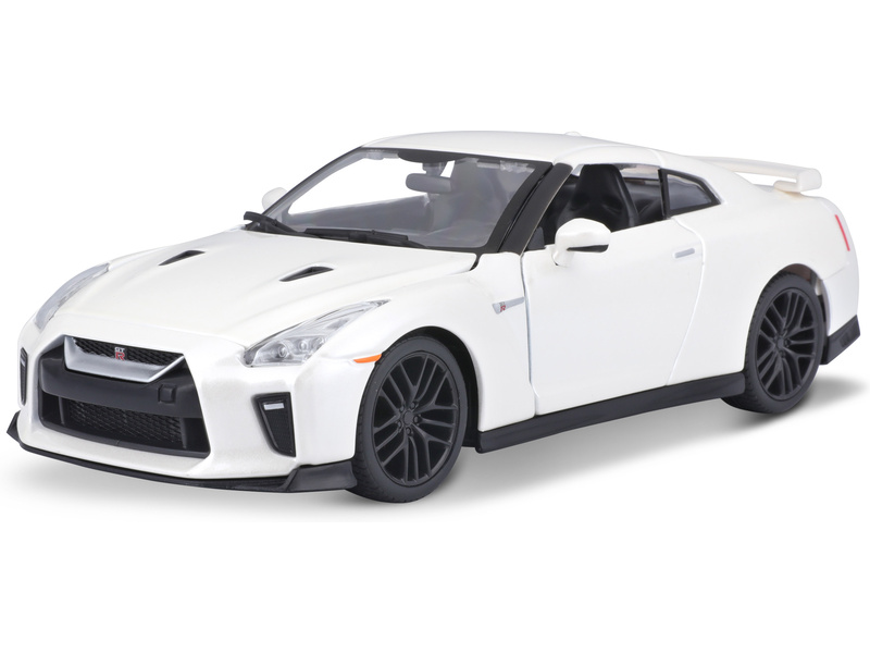 Bburago Plus Nissan GT-R 1:24 bílá metalíza