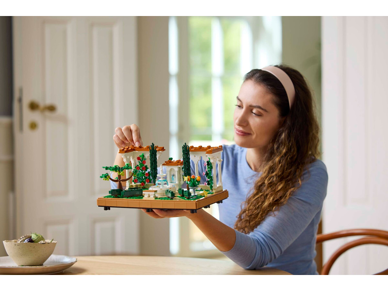 LEGO Icons - Zahrada s fontánou