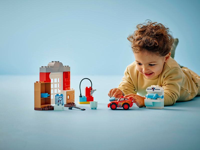 LEGO DUPLO - McQueen a návštěva v garáži doktora Hudsona