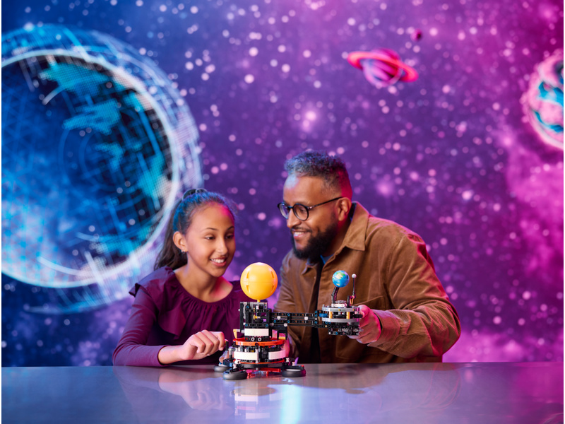 LEGO Technic - Planeta Země a Měsíc na oběžné dráze