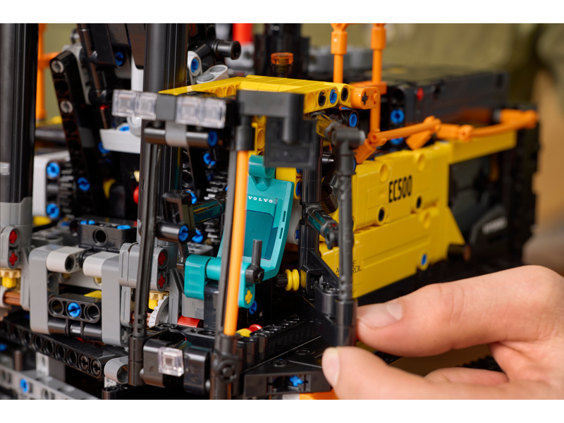 LEGO Technic - Bagr Volvo EC500 Hybrid