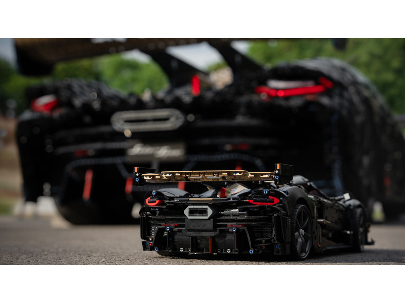 LEGO Technic - Megacar Koenigsegg Sadair's Spear