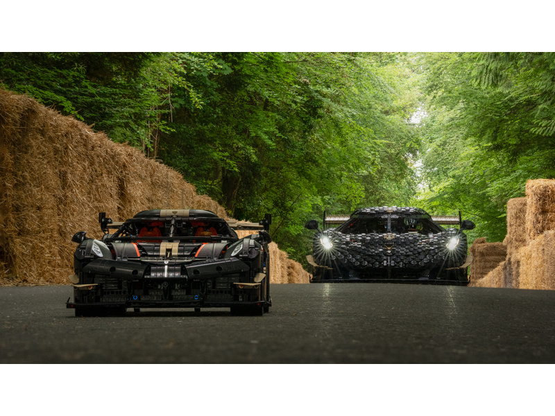 LEGO Technic - Megacar Koenigsegg Sadair's Spear
