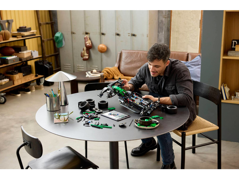 LEGO Technic - Auto Aston Martin Aramco AMR25 F1®