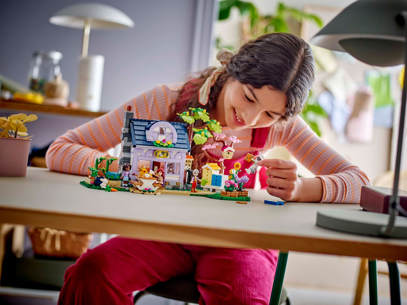 LEGO Friends - Dům včelařů a květinová zahrada