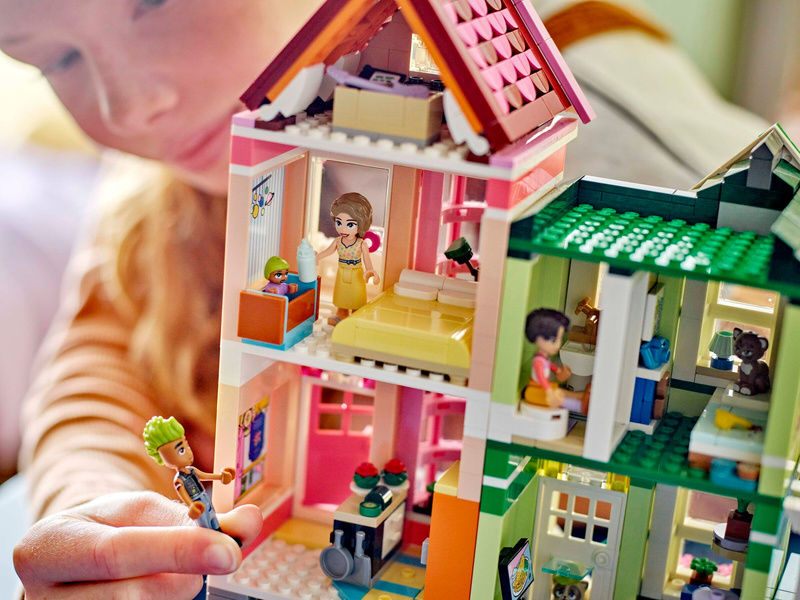 LEGO Friends - Apartmány a obchody v městečku Heartlake