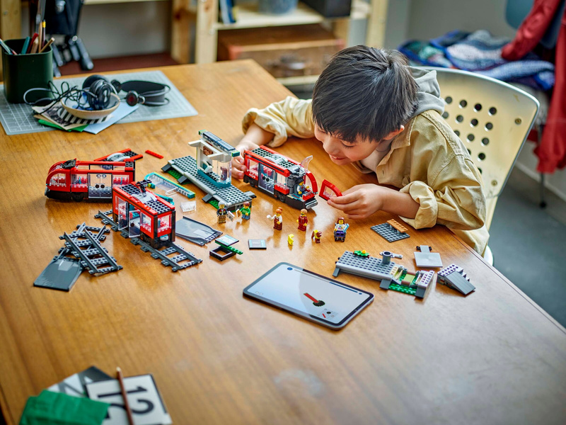 LEGO City - Tramvaj a zastávka v centru města
