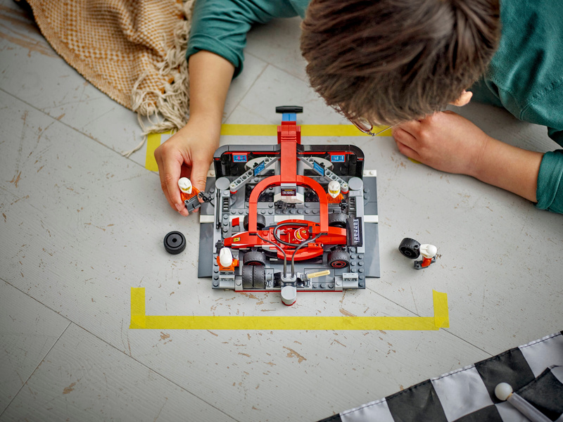LEGO City - Zastávka v boxech F1 a personál s vozem Ferrari