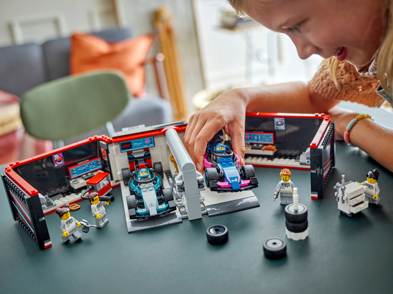 LEGO City - Garáž F1 a vozy Mercedes-AMG a Alpine
