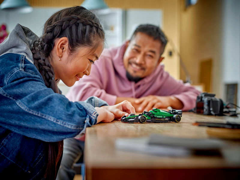 LEGO Speed Champions - Závodní auto Aston Martin Aramco F1 AMR24