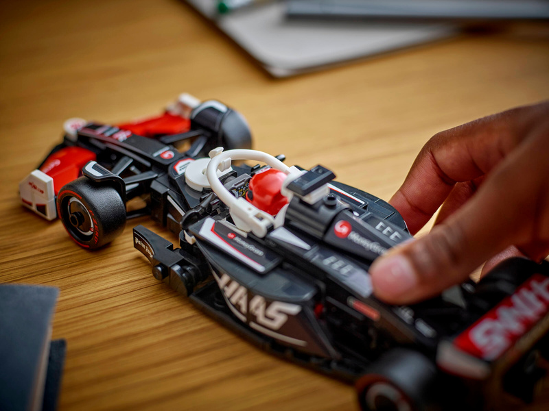 LEGO Speed Champions - Závodní auto MoneyGram Haas F1 Team VF-24