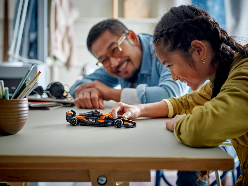 LEGO Speed Champions - Závodní auto McLaren F1® Team MCL38