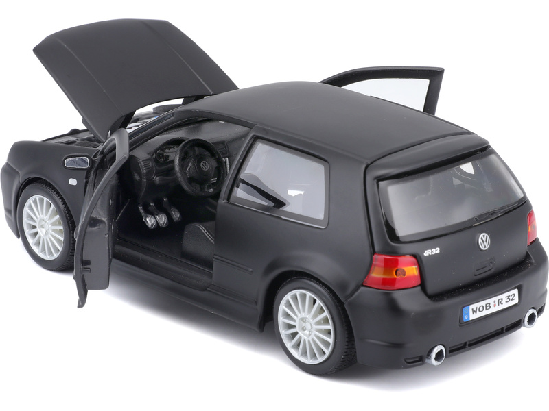 Maisto Volkswagen Golf R32 1:24 černá matná