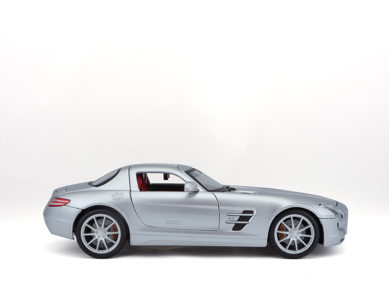 Maisto Mercedes-Benz SLS AMG 1:18 stříbrná