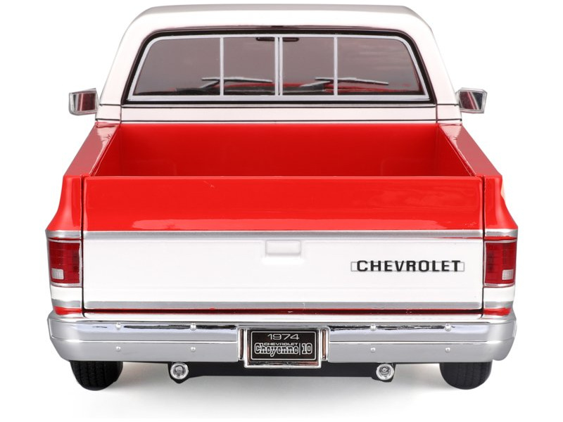 Maisto Chevrolet C10 Cheyenne Super 1:18 1974 červeno-bílá