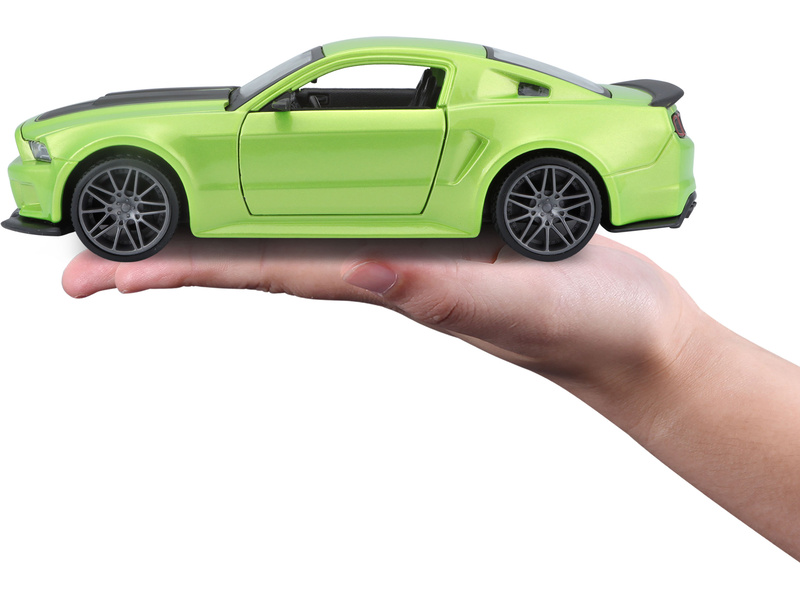 Maisto Ford Mustang Street Racer 2014 1:24 matná zelená