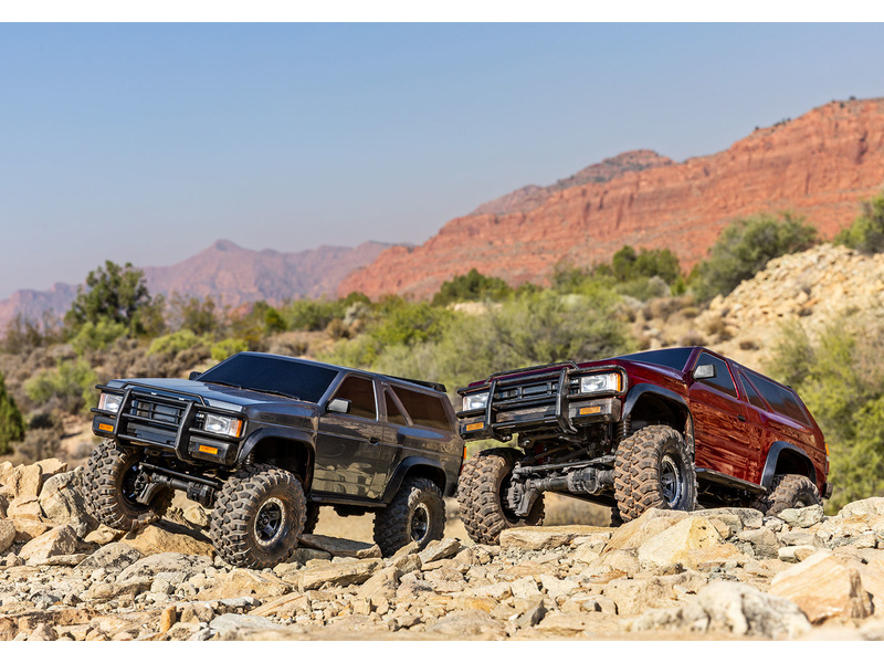 Traxxas TRX-4 Nissan Pathfinder 1988 1:10 RTR červený