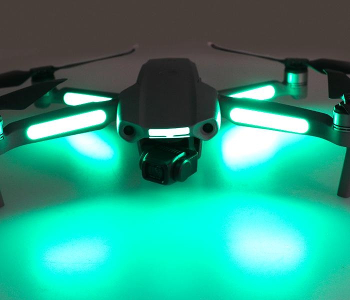 Světelné štítky pro drony