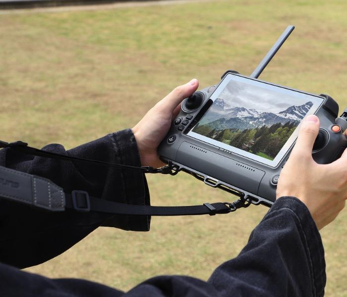 DJI RC Plus - kožený popruh s upínacím držákem