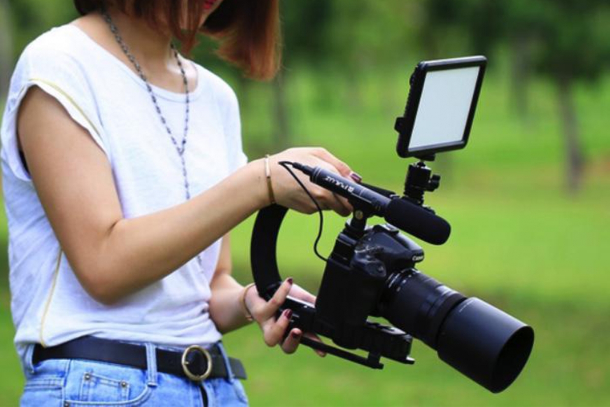 C-tvarovaný ruční stabilizátor pro kamery