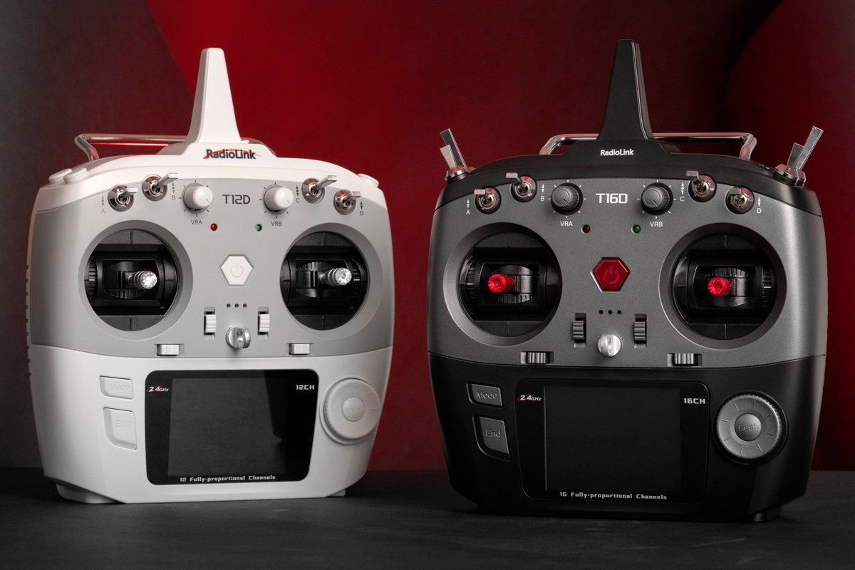 Vysílač T12D s přijímačem R12F,