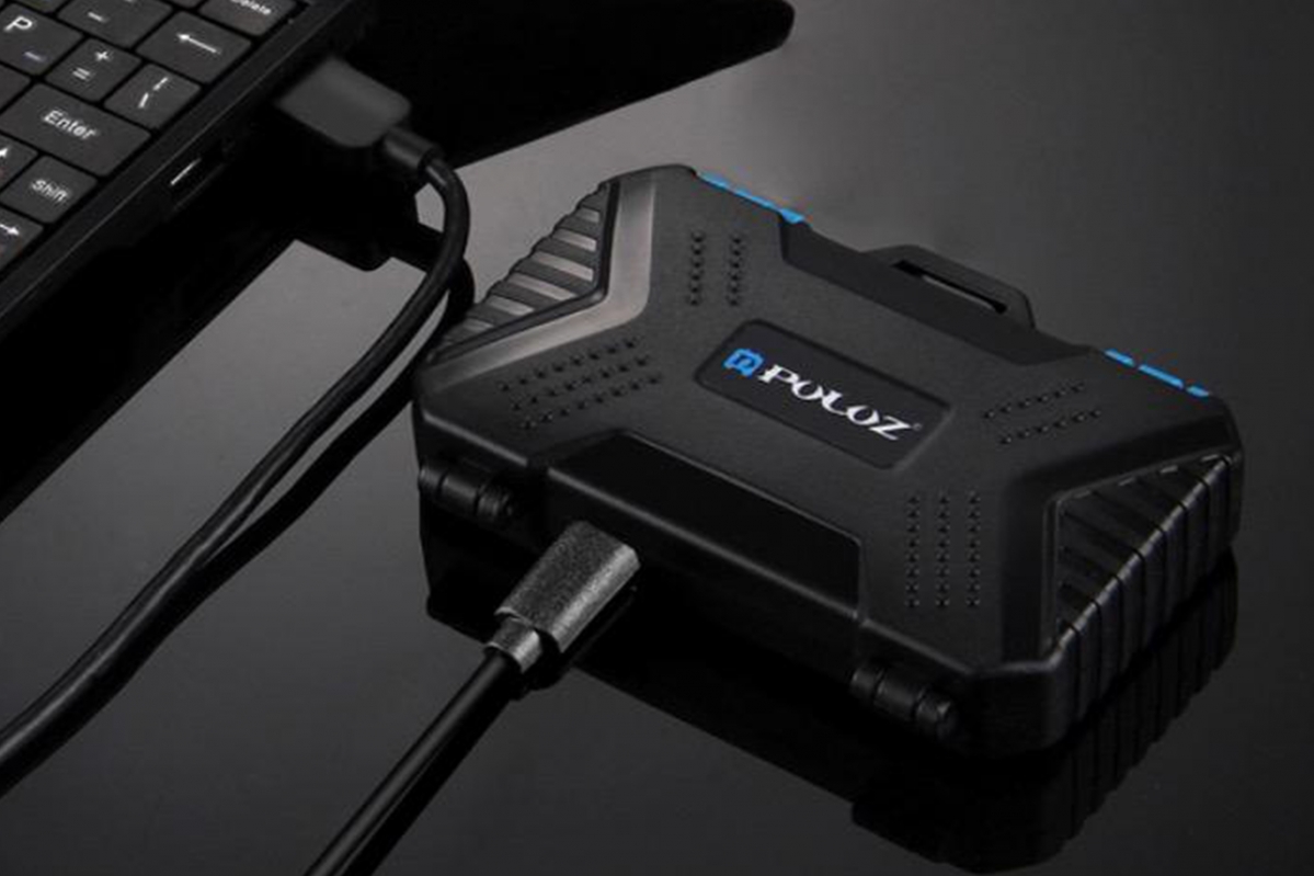 Čtečka karet + pouzdro na paměťové karty 22v1