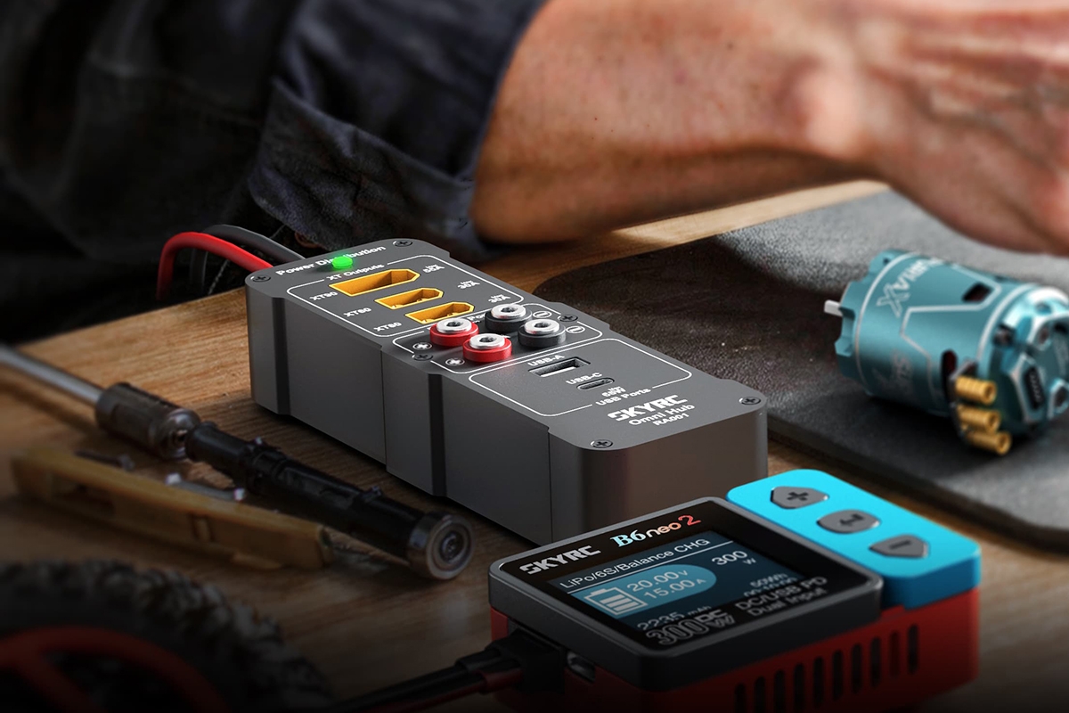 SkyRC RA001 Napájecí/nabíjecí ústředna XT60/90