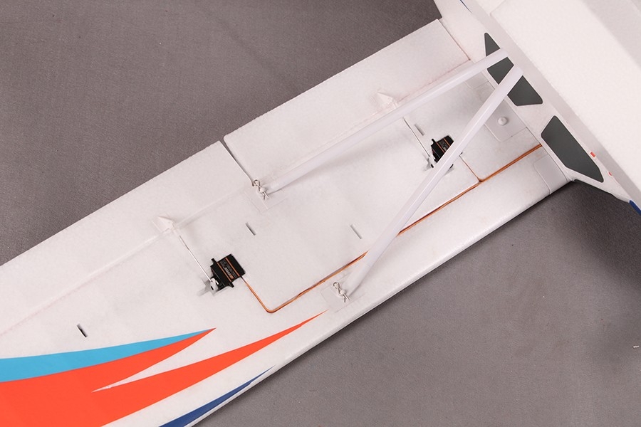 Kingfisher 1400mm PNP s koly, plováky a lyžemi