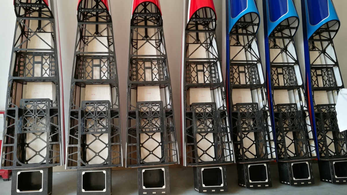 104" Extra 300 V2 - Červená/Černá/Bílá 2,64m