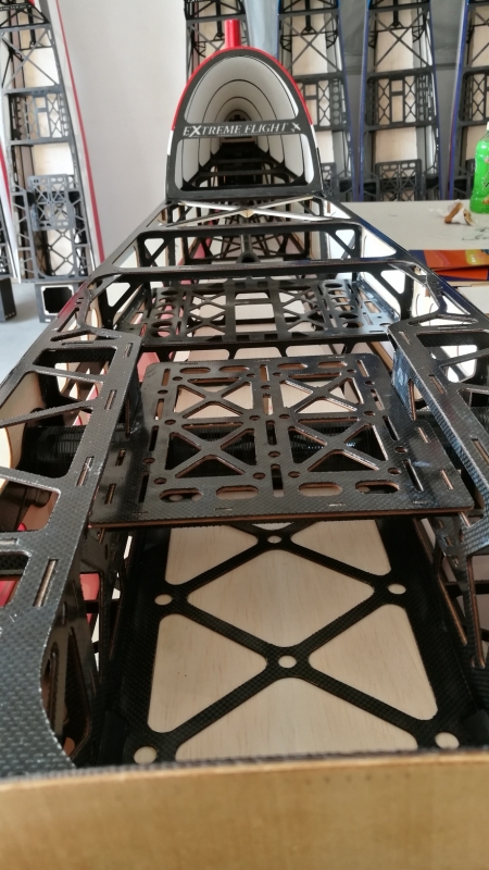 104" Extra 300 V2 - Červená/Černá/Bílá 2,64m