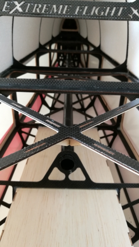 104" Extra 300 V2 - Červená/Černá/Bílá 2,64m