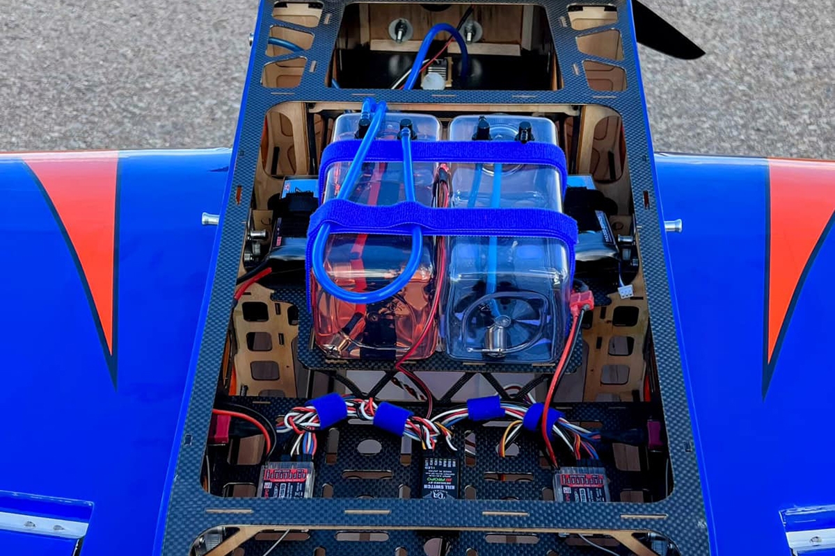 105,5" Slick 580 EXP V2 - Bílá/Modrá/Oranžová 2,67m