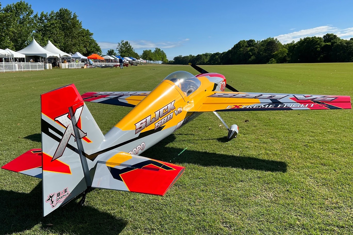 105,5" Slick 580 EXP V2 - Žlutá/Červená/Šedá 2,67m