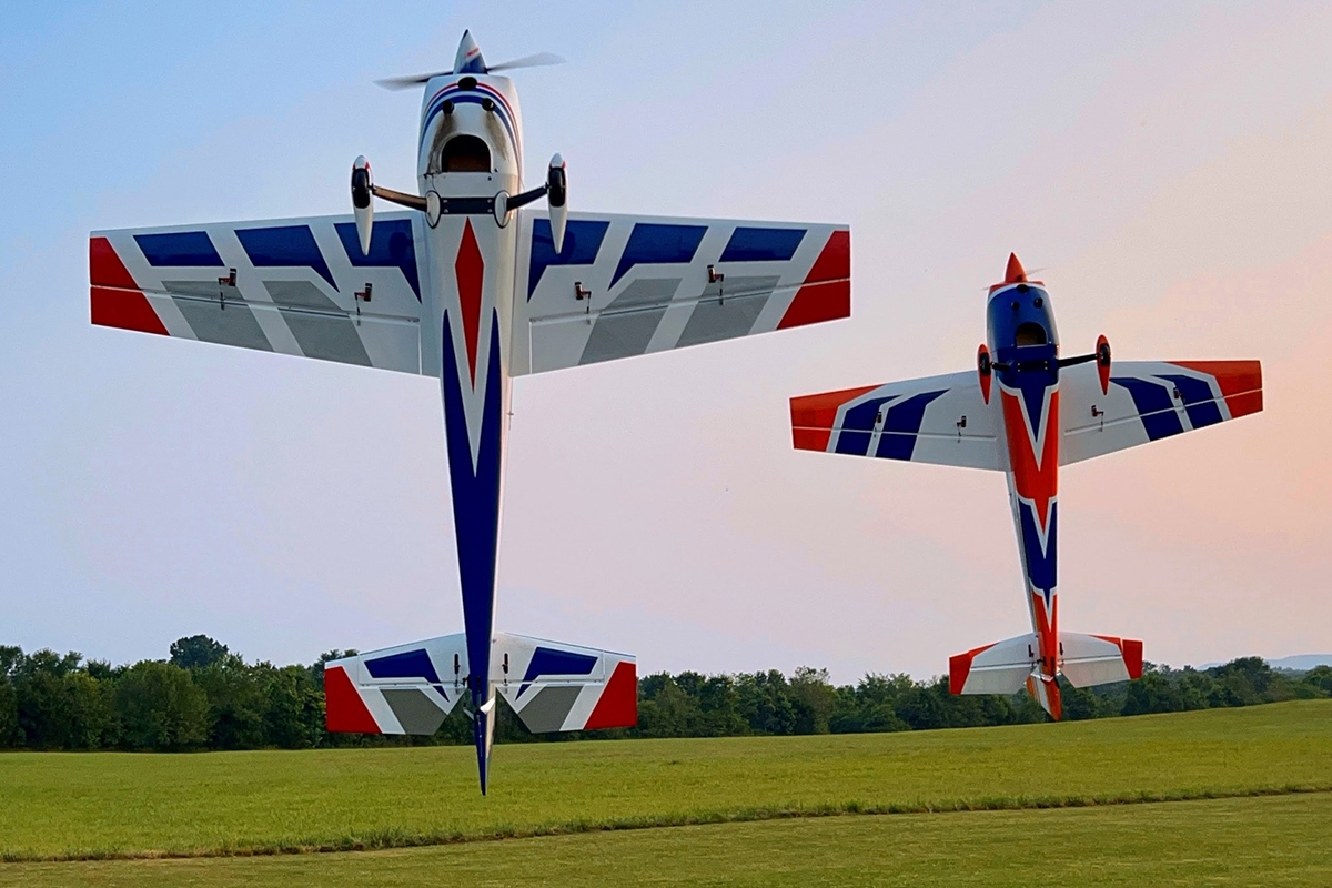 104" Extra 260 - Oranžová/Modrá 2,64m