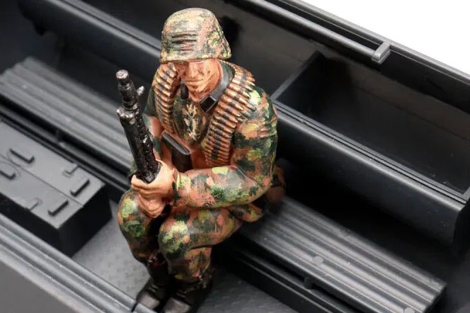 1/16 figurka Sd.Kfz. 251 kulometčík 2, platan kamufláž, jaro