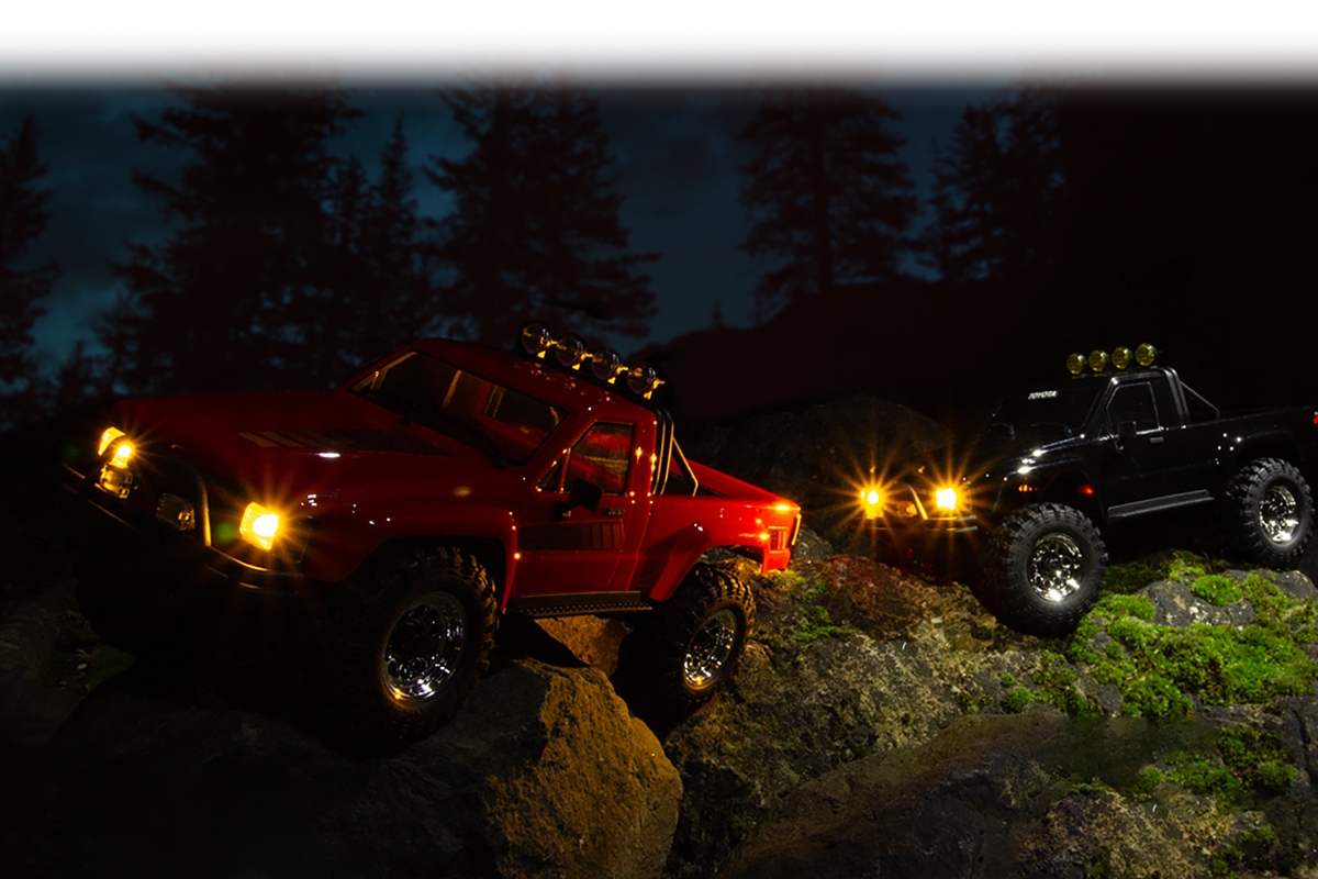 Venture18 1985 Toyota Hilux SR5 - červený