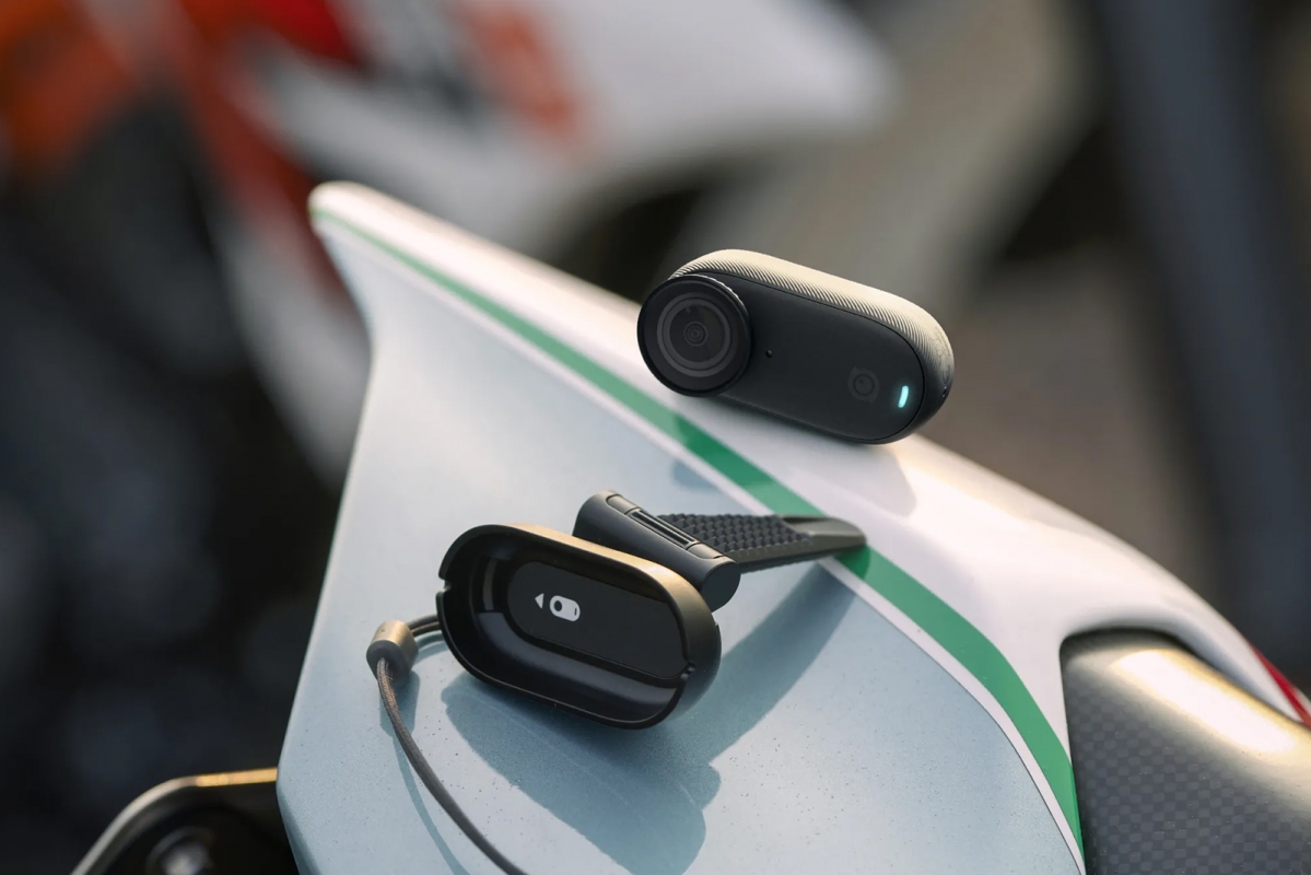 Insta360 GO 3S 128 GB Motorcycle In-Helmet POV Bundle