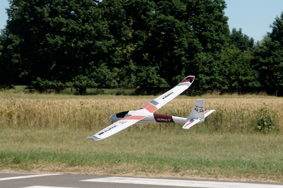 KAVAN Alpha V2 1500mm RTF - červená,