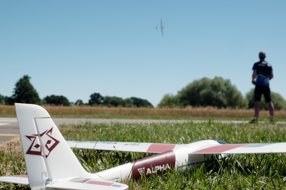 KAVAN Alpha V2 1500mm RTF - červená,