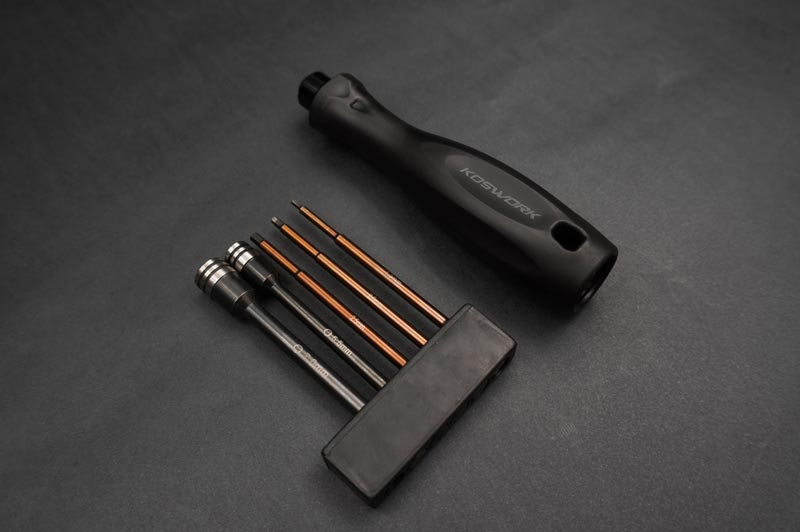 Set 1/4" bitů včetně rukojeti (1.5, 2.0, 2.5mm imbus a 5.5, 7mm nástrčkový)