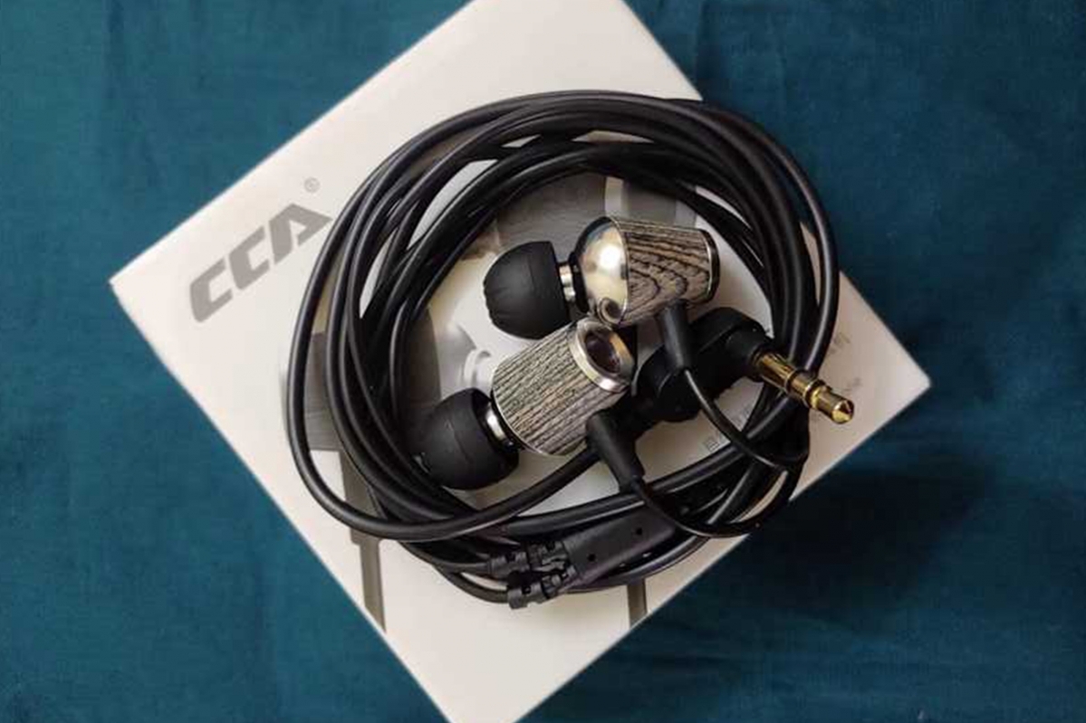 CCA CST wooden shell sluchátka s mikrofonem