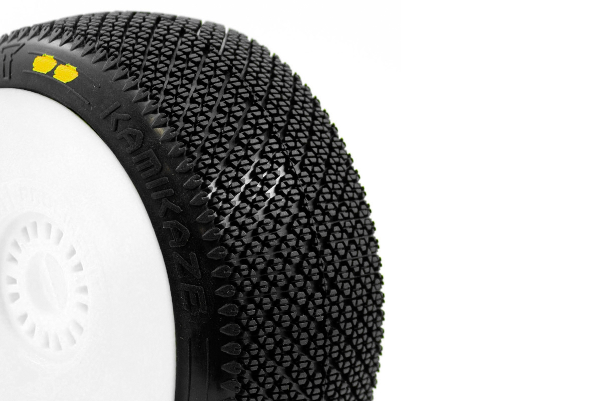 KAMIKAZE V2 BUGGY S2 (SOFT) nalepené pneumatiky, bílé disky, 2 ks.