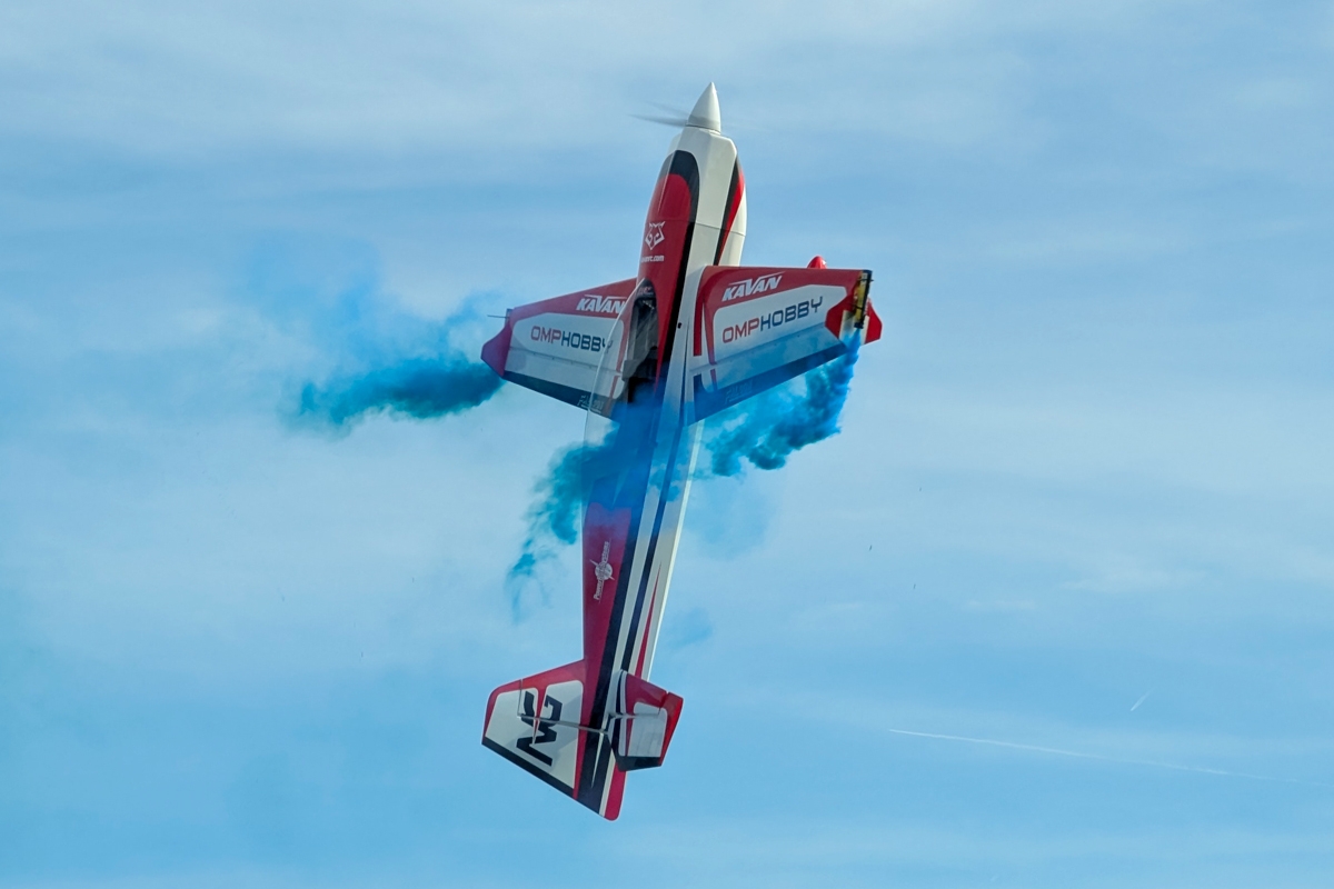104" Extra NG ARF - červená 2,64m