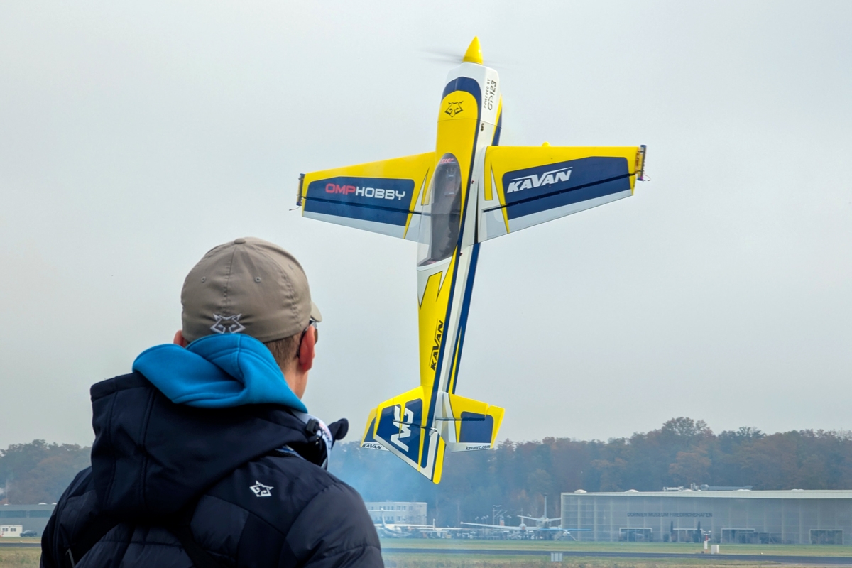 104" Extra NG ARF - červená 2,64m