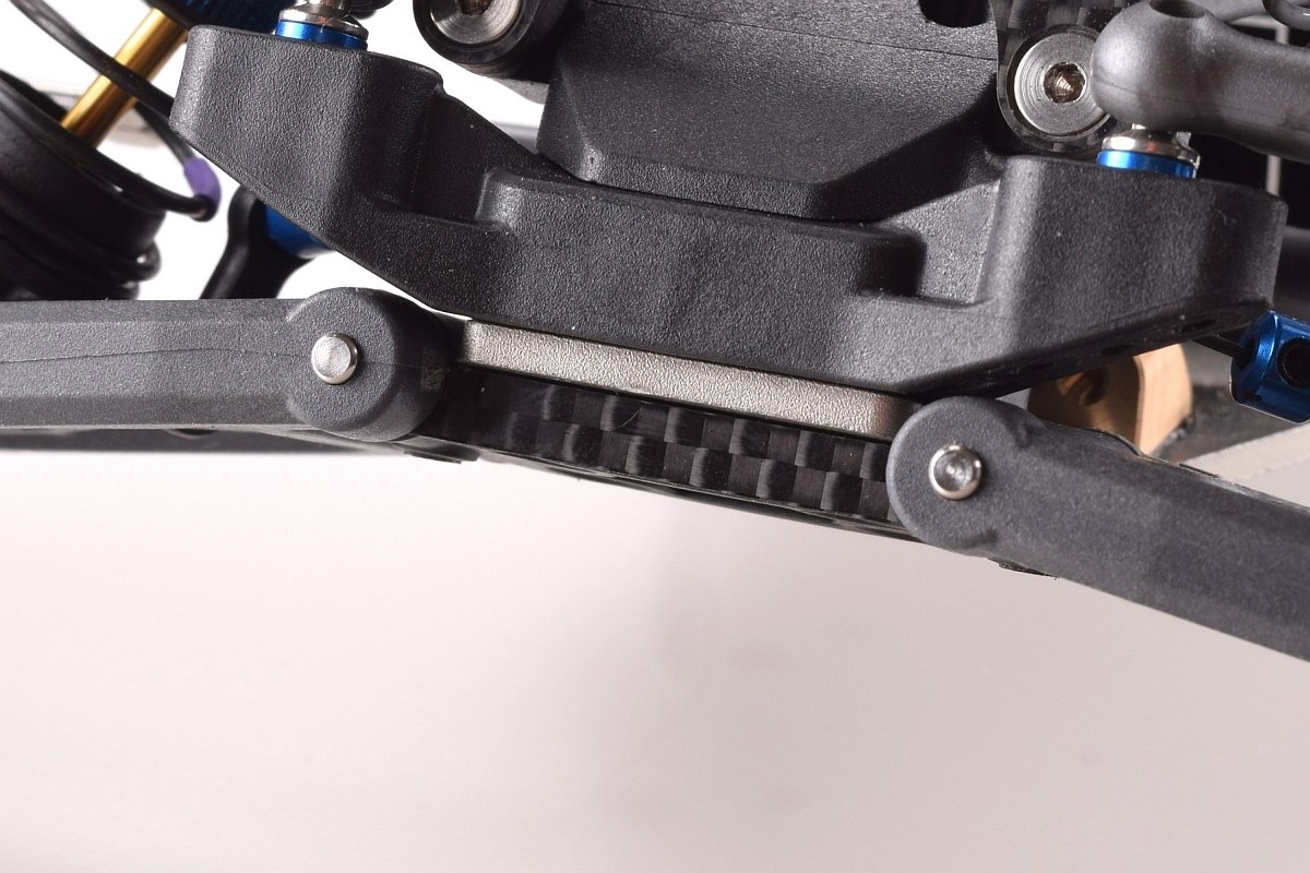 B6 uhlíkový držák předních ramen, 1 ks.