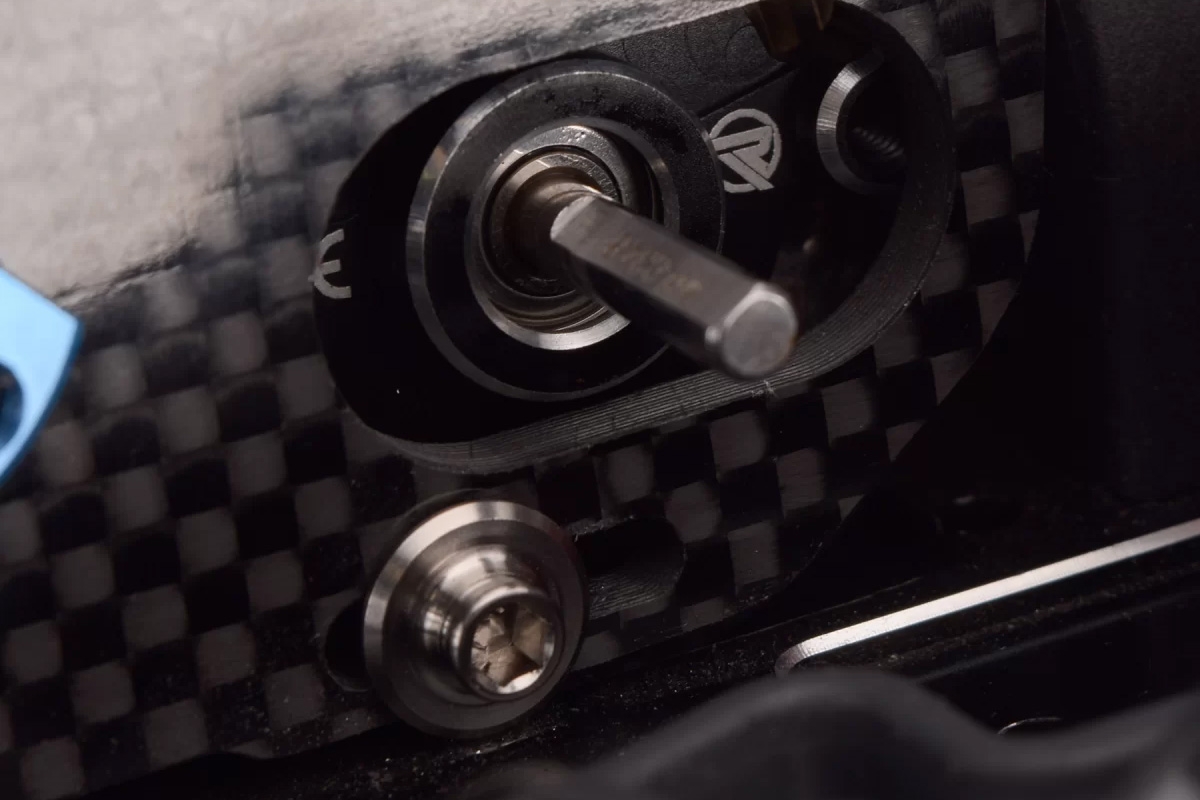 Titanové šrouby M3x7mm pro upevnění motoru, 2 ks.